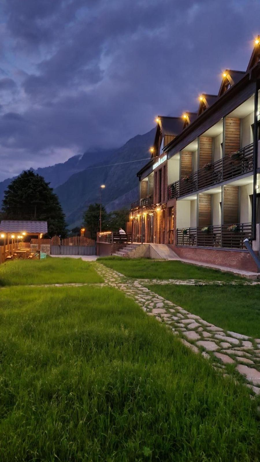 Hilltop Kazbegi Buitenkant foto
